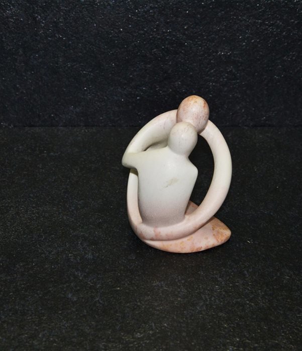 Aringo lovers scultura lavorata interamente a mano da artisti kenioty. in pietra steatite o saponaria.