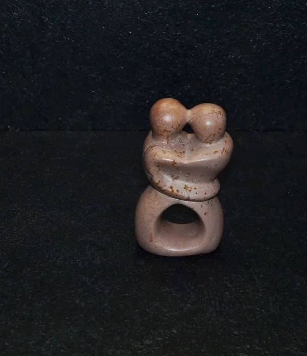 Bacio aperto, scultura interamente lavorata a mano da artisti kenioty. in pietra steatite o saponaria