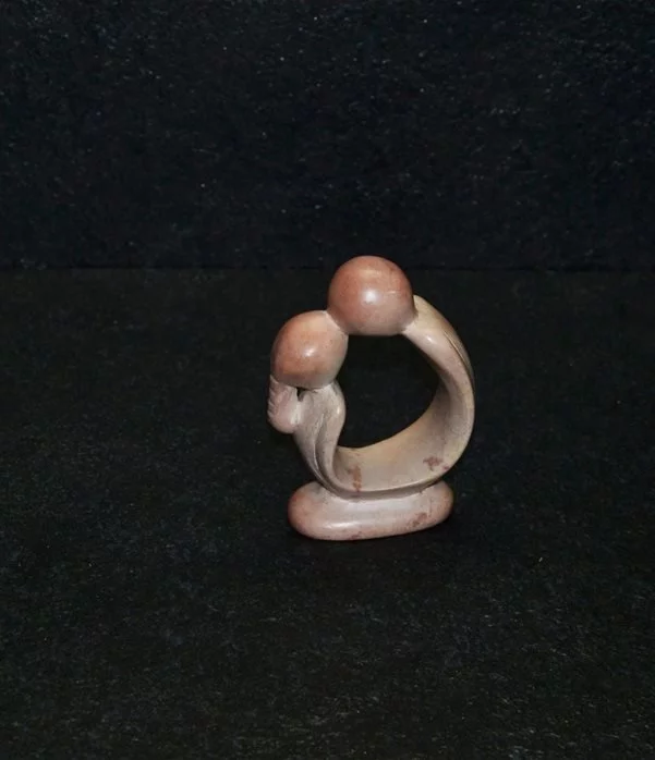 Bacio romantico, scultura interamente lavorata a mano da artisti kenioty. in pietra steatite o saponaria