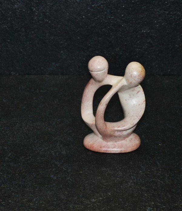 Bobu lovers, scultura interamente lavorata a mano da artisti kenioty. in pietra steatite o saponaria