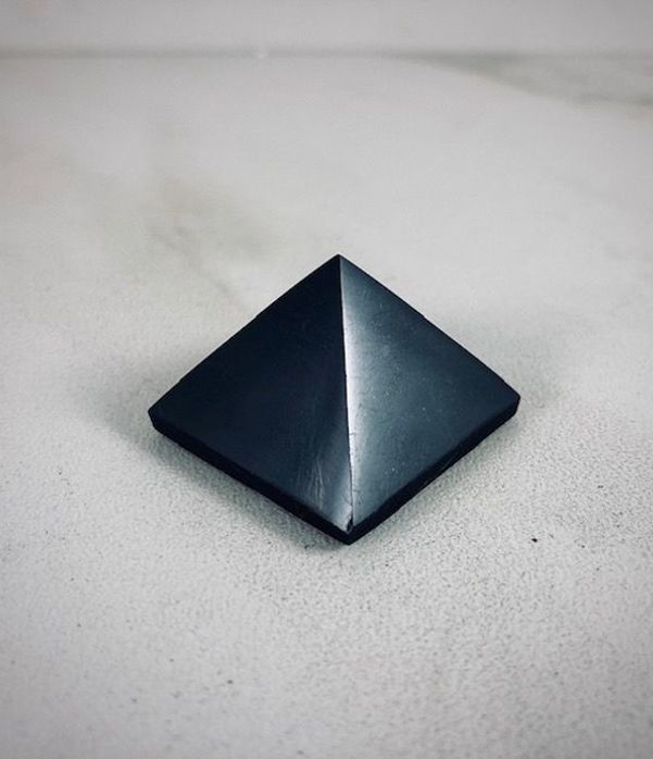 piramide in shungite