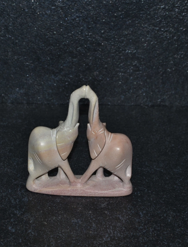 Bacio elefanti, scultura interamente lavorata a mano da artisti kenioty. in pietra steatite o saponaria