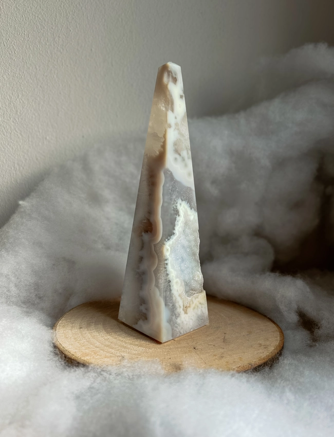 obelisco in Agata e Calcedonio, con cristallizzazioni