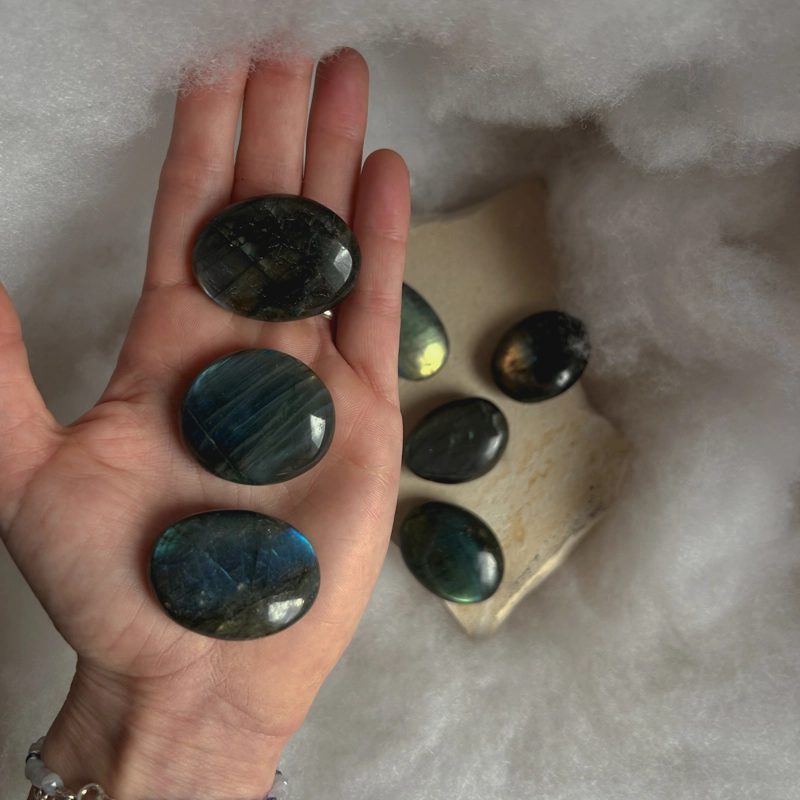 palm stone in Labradorite arcobaleno