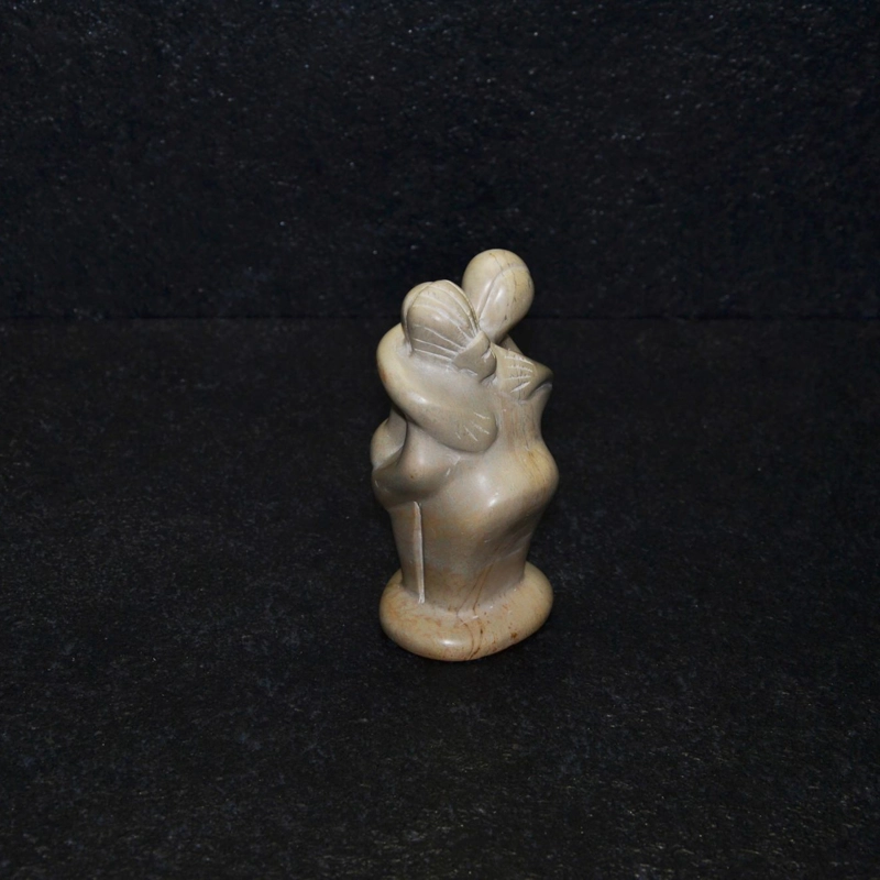 Abbraccio pieno scultura lavorata interamente a mano da artisti kenioty. in pietra steatite o detta anche saponaria.