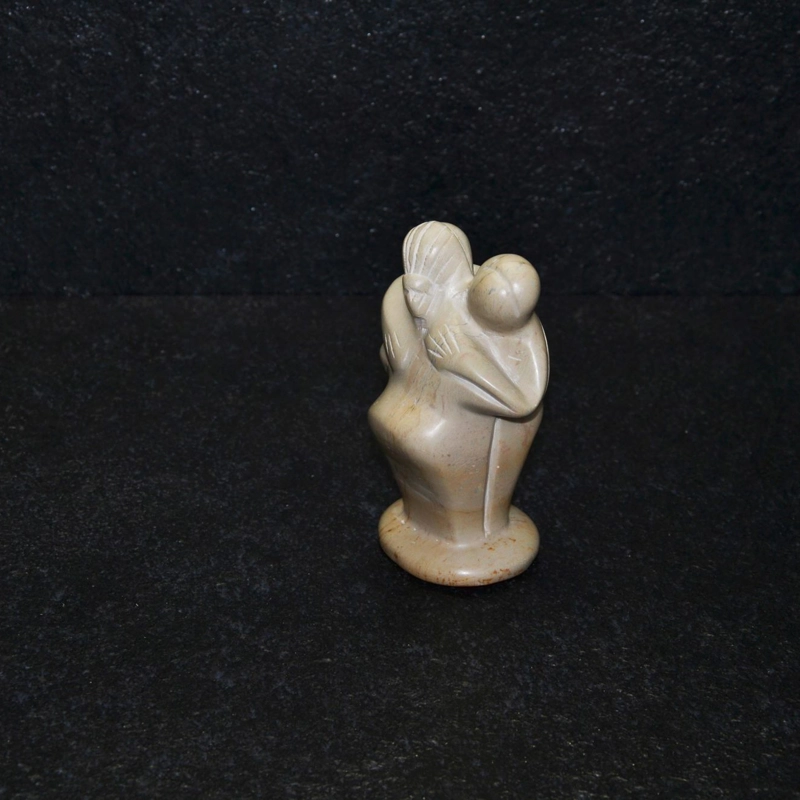 Abbraccio pieno scultura lavorata interamente a mano da artisti kenioty. in pietra steatite o detta anche saponaria.