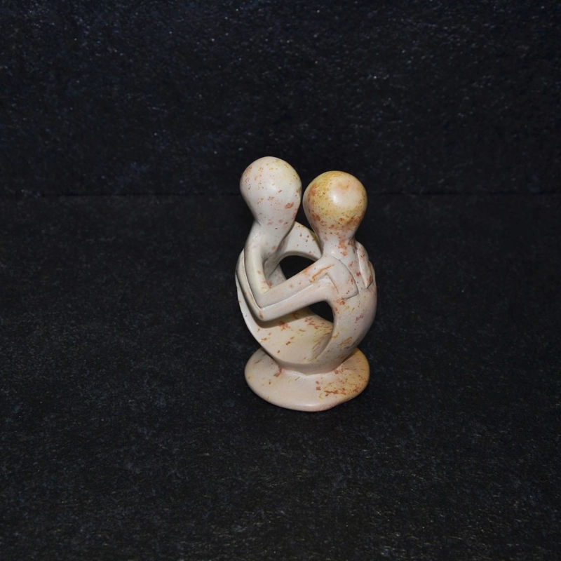 Abbraccio scultura lavorata completamente a mano da artisti kenioty. in pietra steatite o pietra saponaria.