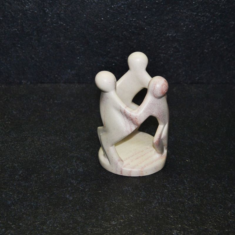 Amicizia aringo scultura lavorata interamente a mano da artisti kenioty. in pietra steatite o saponaria.