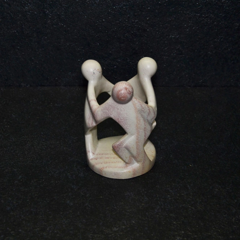 Amicizia aringo scultura lavorata interamente a mano da artisti kenioty. in pietra steatite o saponaria.
