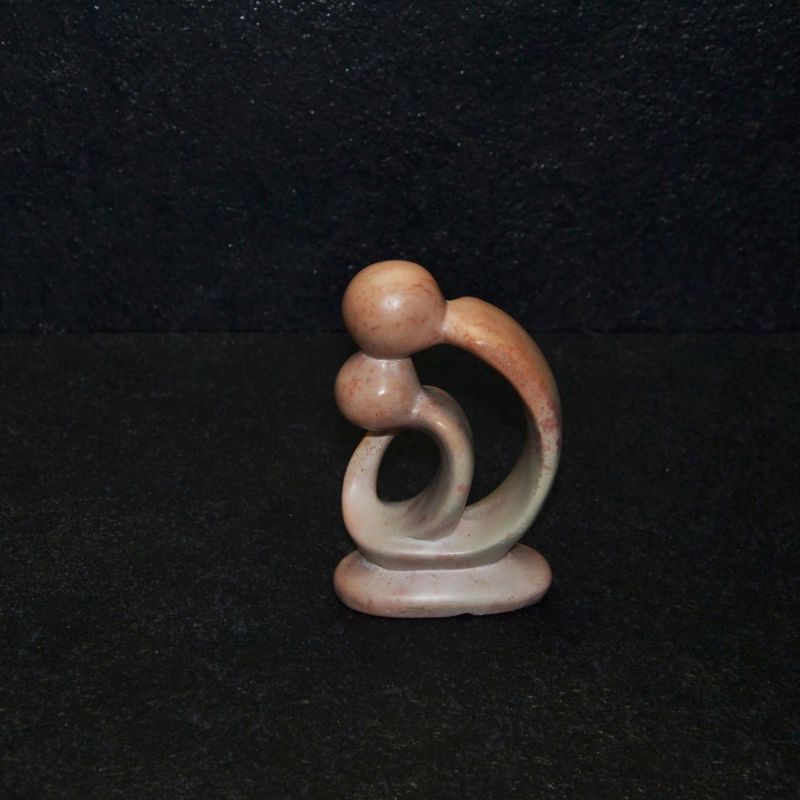 Amore protettivo scolpito interamente a mano da artisti kenioty. in pietra steatite o saponaria.