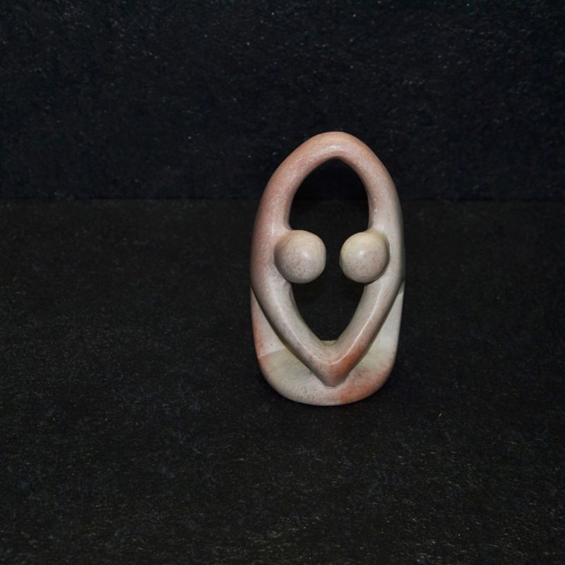 Amore scolpito interamente a mano da artisti kenioty. in pietra steatite o saponaria.