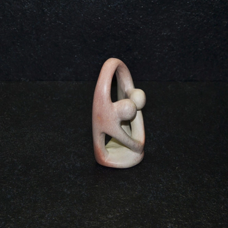 Amore scolpito interamente a mano da artisti kenioty. in pietra steatite o saponaria.