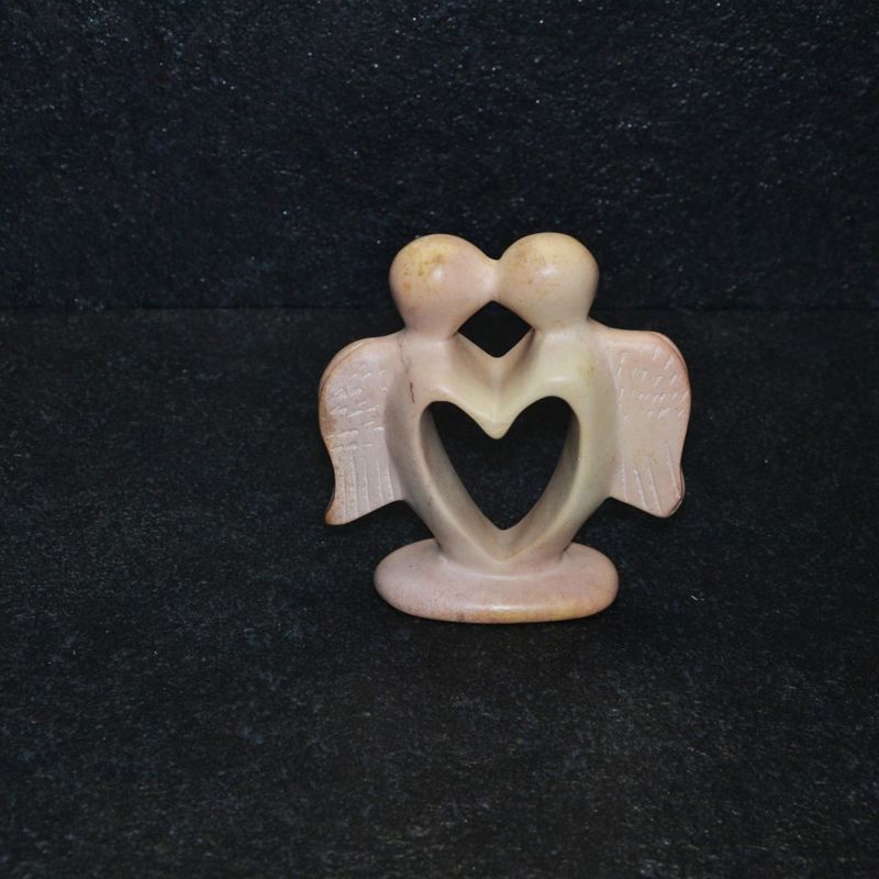 Angel heart scultura interamente lavorata a mano artisti kenioty. in pietra steatite o saponaria.