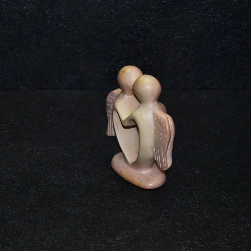 Angel heart scultura interamente lavorata a mano artisti kenioty. in pietra steatite o saponaria.