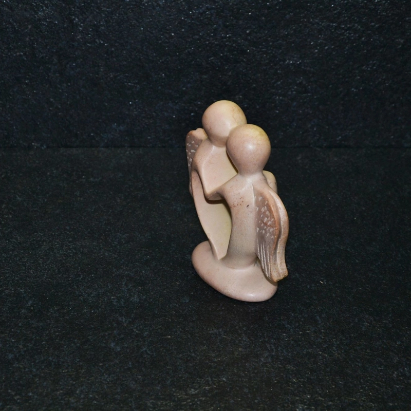 Angel heart scultura interamente lavorata a mano artisti kenioty. in pietra steatite o saponaria.