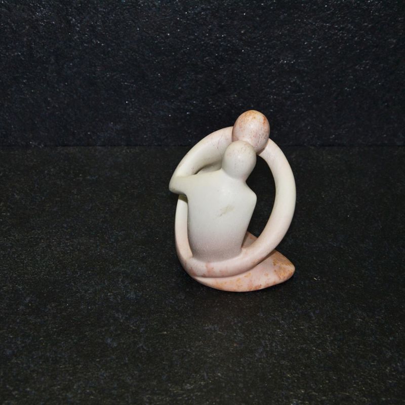 Aringo lovers scultura lavorata interamente a mano da artisti kenioty. in pietra steatite o saponaria.