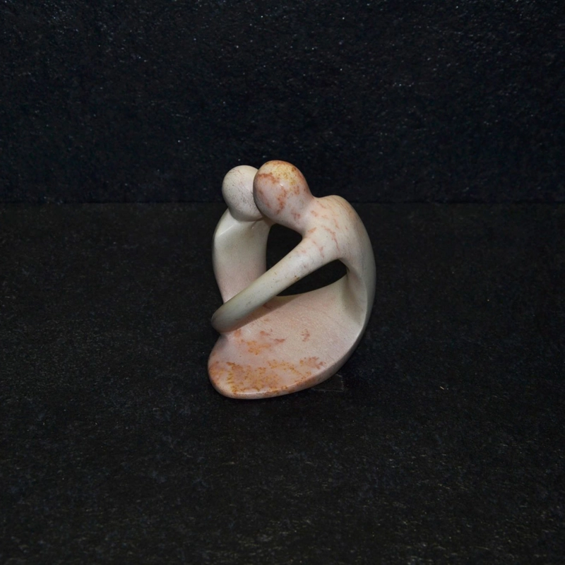 Aringo lovers scultura lavorata interamente a mano da artisti kenioty. in pietra steatite o saponaria.