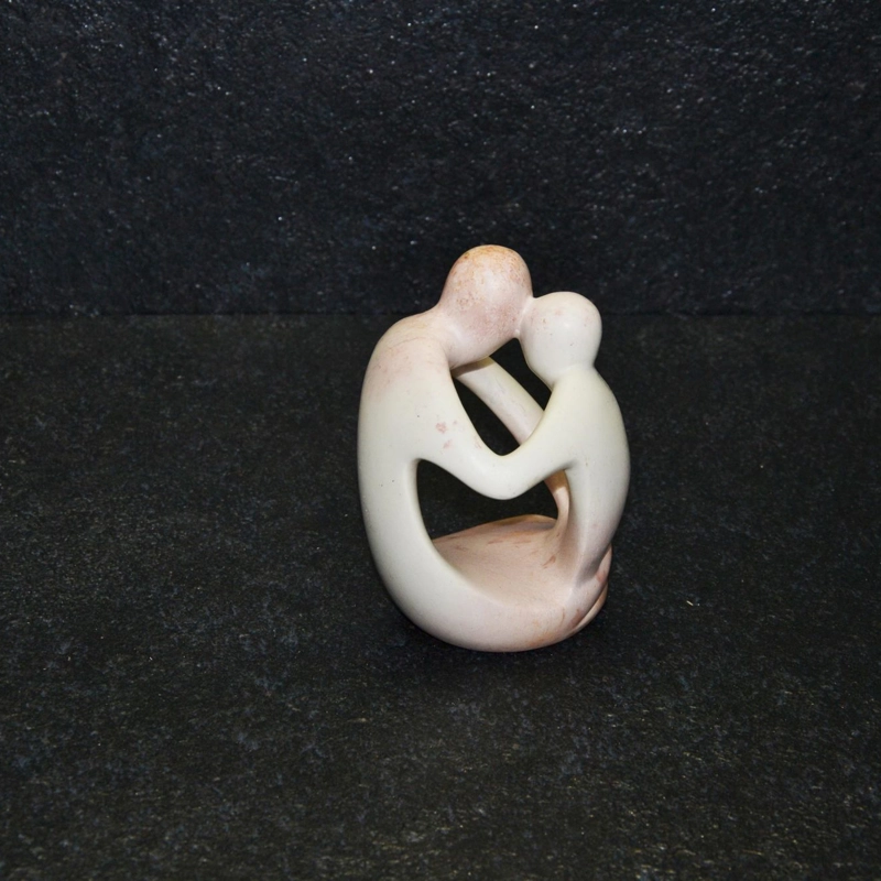 Aringo lovers scultura lavorata interamente a mano da artisti kenioty. in pietra steatite o saponaria.