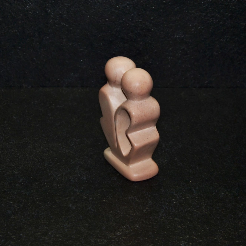 Armony  scultura lavorata interamente a mano da artisti kenioty. in pietra steatite o saponaria.