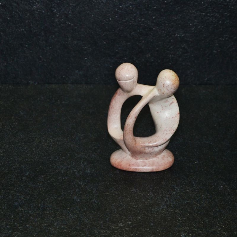 Bobu lovers, scultura interamente lavorata a mano da artisti kenioty. in pietra steatite o saponaria