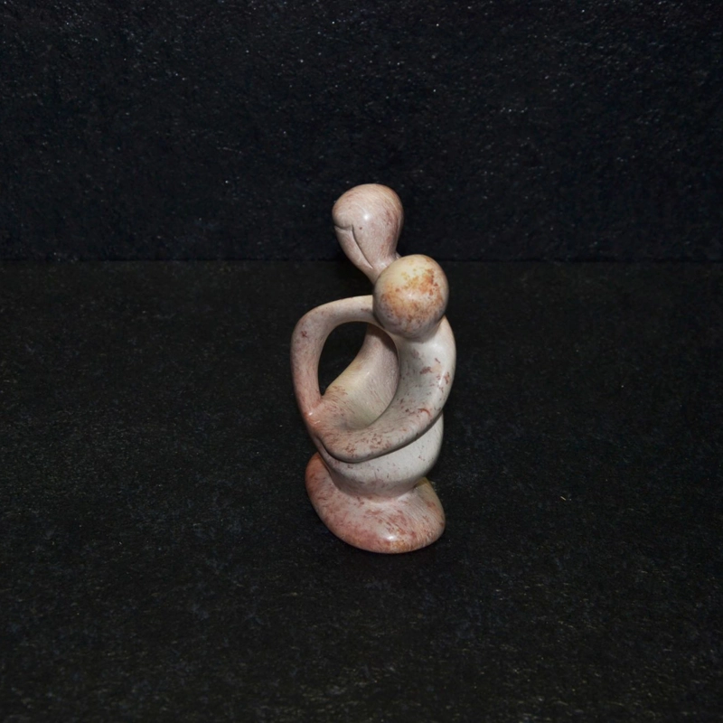 Bobu lovers, scultura interamente lavorata a mano da artisti kenioty. in pietra steatite o saponaria