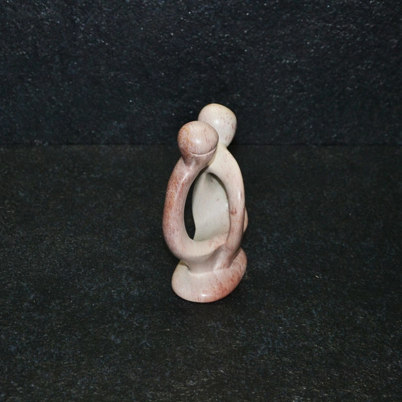 Bobu lovers, scultura interamente lavorata a mano da artisti kenioty. in pietra steatite o saponaria