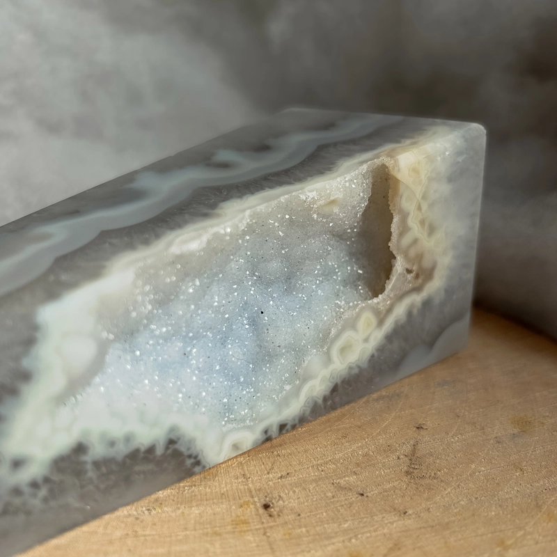 obelisco in Agata e Calcedonio, con cristallizzazioni