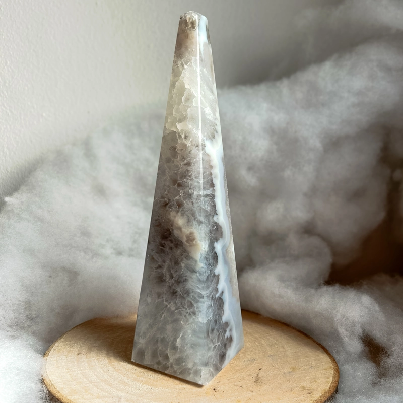 obelisco in Agata e Calcedonio, con cristallizzazioni