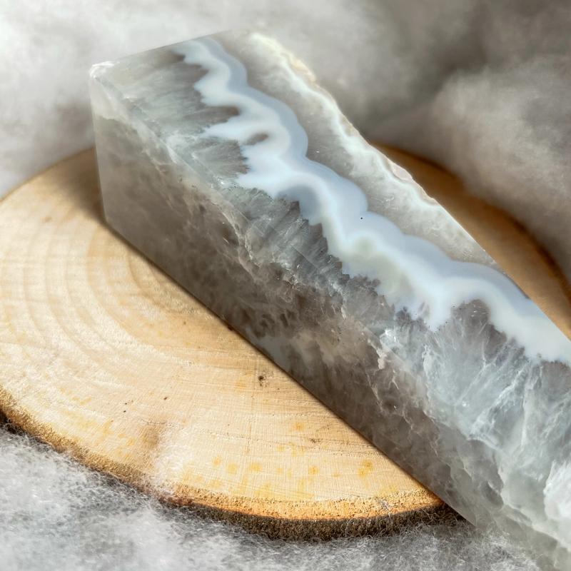 obelisco in Agata e Calcedonio, con cristallizzazioni