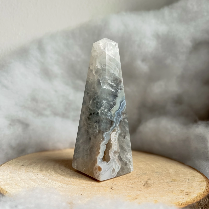 obelisco in Agata Calcedonio con cristallizzazioni