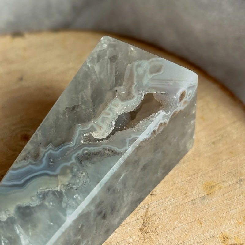 obelisco in Agata Calcedonio con cristallizzazioni