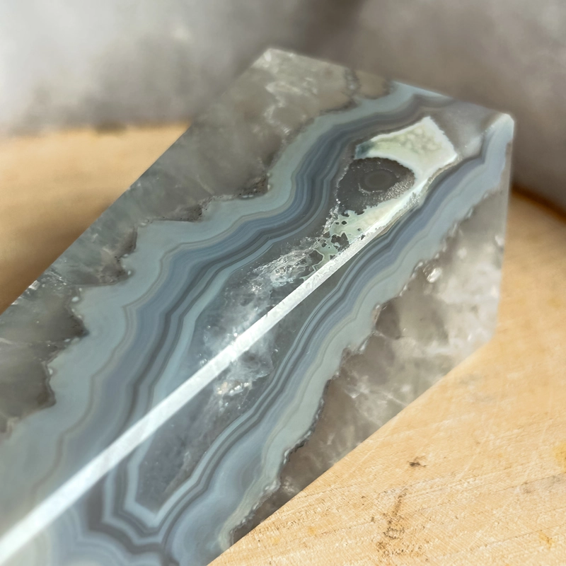 obelisco in Agata Calcedonio con cristallizzazioni