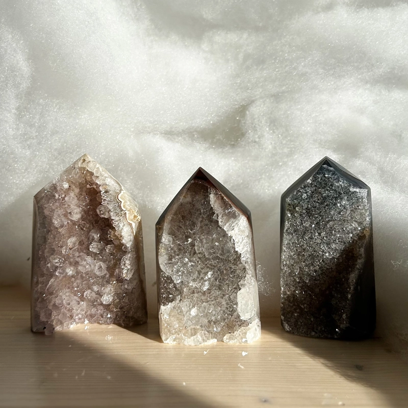 Punte in Agata con cristallizzazioni di Quarzo