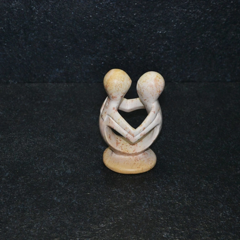 Abbraccio scultura lavorata completamente a mano da artisti kenioty. in pietra steatite o pietra saponaria.