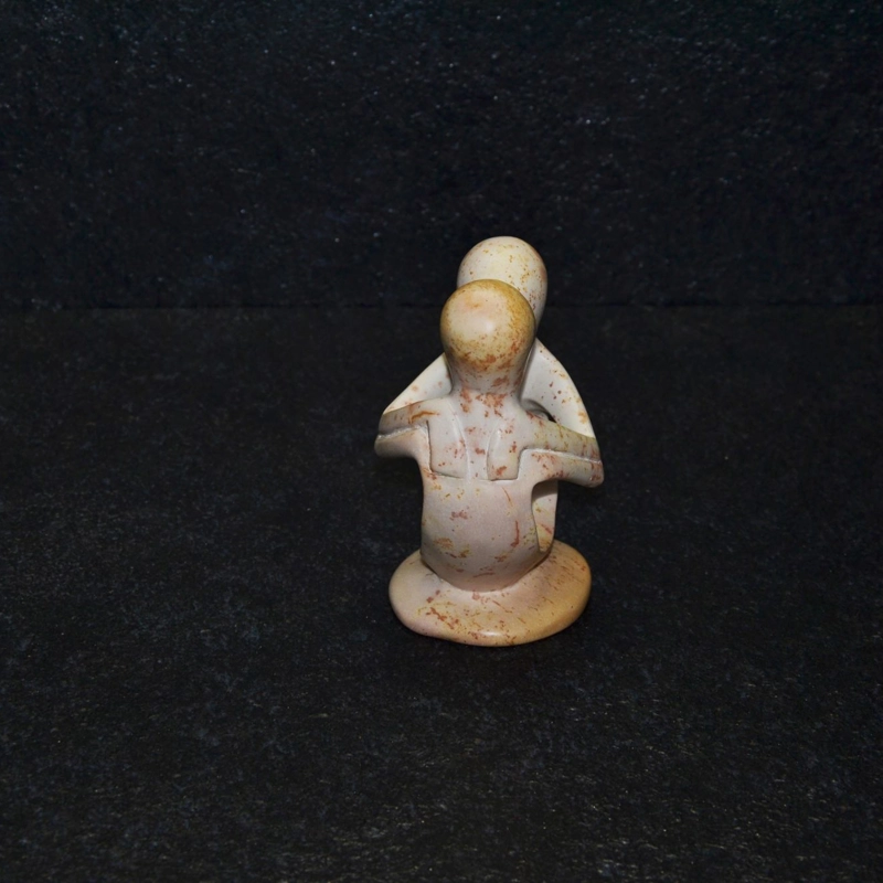 Abbraccio scultura lavorata completamente a mano da artisti kenioty. in pietra steatite o pietra saponaria.