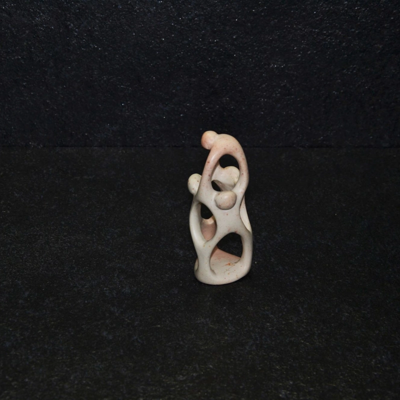 Acrobati, famiglia patriarcale. scultura interamente lavorata a mano da scultori kenioty, in pietra steatite o saponaria.