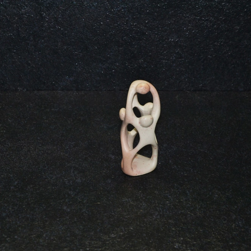 Acrobati, famiglia patriarcale. scultura interamente lavorata a mano da scultori kenioty, in pietra steatite o saponaria.