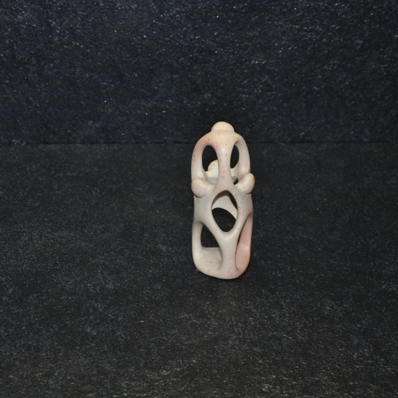 Acrobati, famiglia patriarcale. scultura interamente lavorata a mano da scultori kenioty, in pietra steatite o saponaria.