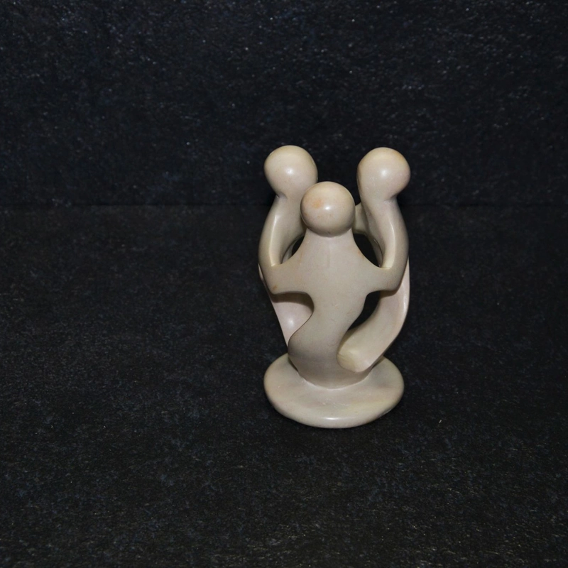 Amicizia scultura lavorata interamente a mano da artisti kenioty. in pietra steatite o saponaria.