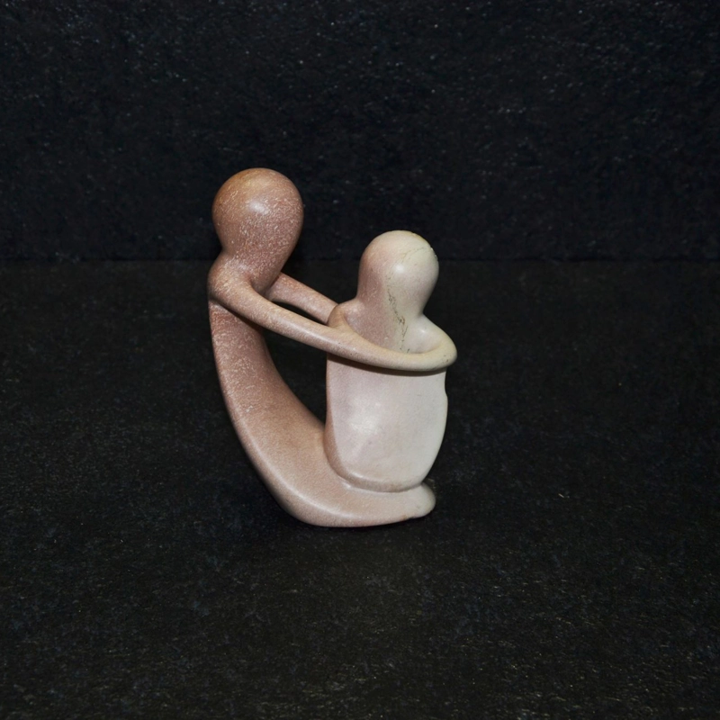 Amor sinuoso scultura lavorata interamente a mano da artisti kenioty. in pietra steatite o saponaria.