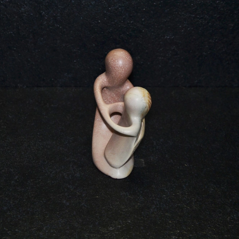 Amor sinuoso scultura lavorata interamente a mano da artisti kenioty. in pietra steatite o saponaria.