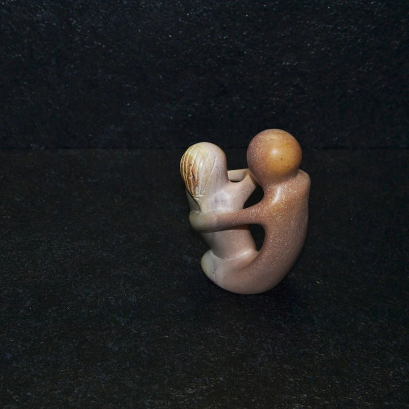 Amor sinuoso scultura lavorata interamente a mano da artisti kenioty. in pietra steatite o saponaria.