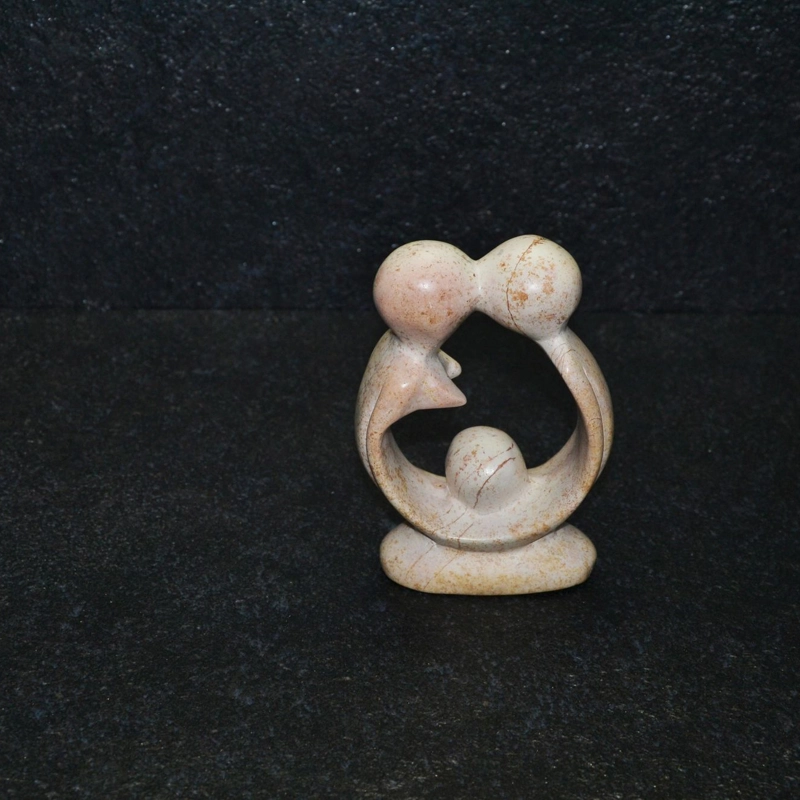 Amore fertile scolpito interamente a mano da artisti kenioty. in pietra steatite o saponaria.