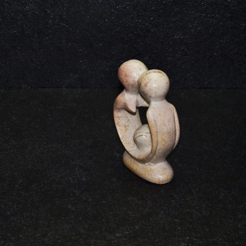 Amore fertile scolpito interamente a mano da artisti kenioty. in pietra steatite o saponaria.