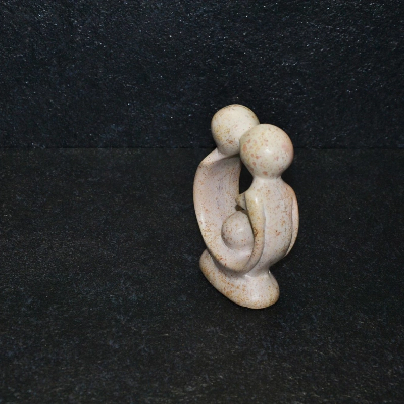 Amore fertile scolpito interamente a mano da artisti kenioty. in pietra steatite o saponaria.