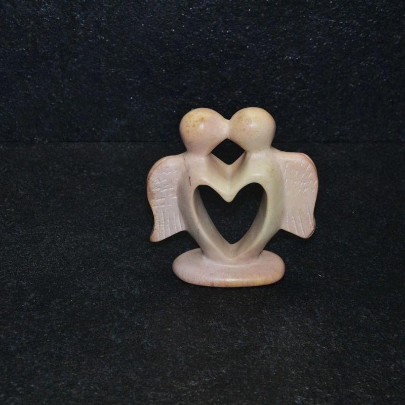 Angel heart scultura interamente lavorata a mano artisti kenioty. in pietra steatite o saponaria.