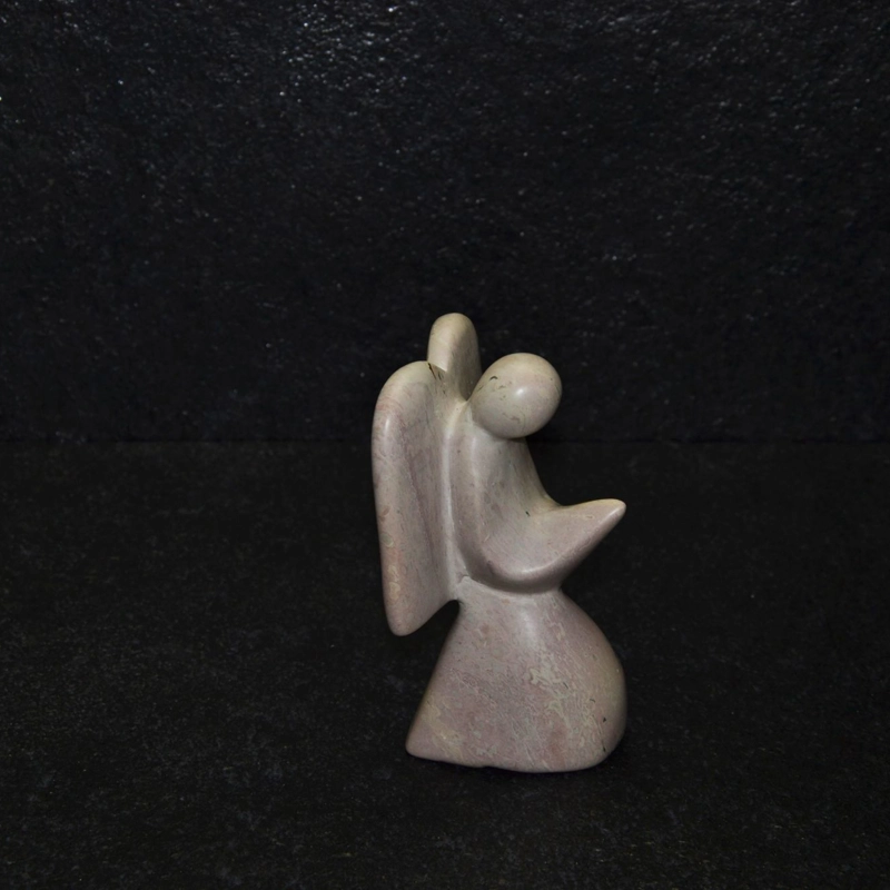 Angelo mochama scultura interamente lavorata a mano artisti kenioty. in pietra steatite o saponaria.