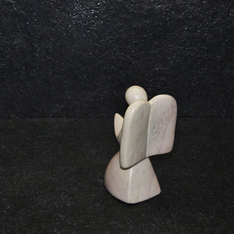 Angelo mochama scultura interamente lavorata a mano artisti kenioty. in pietra steatite o saponaria.