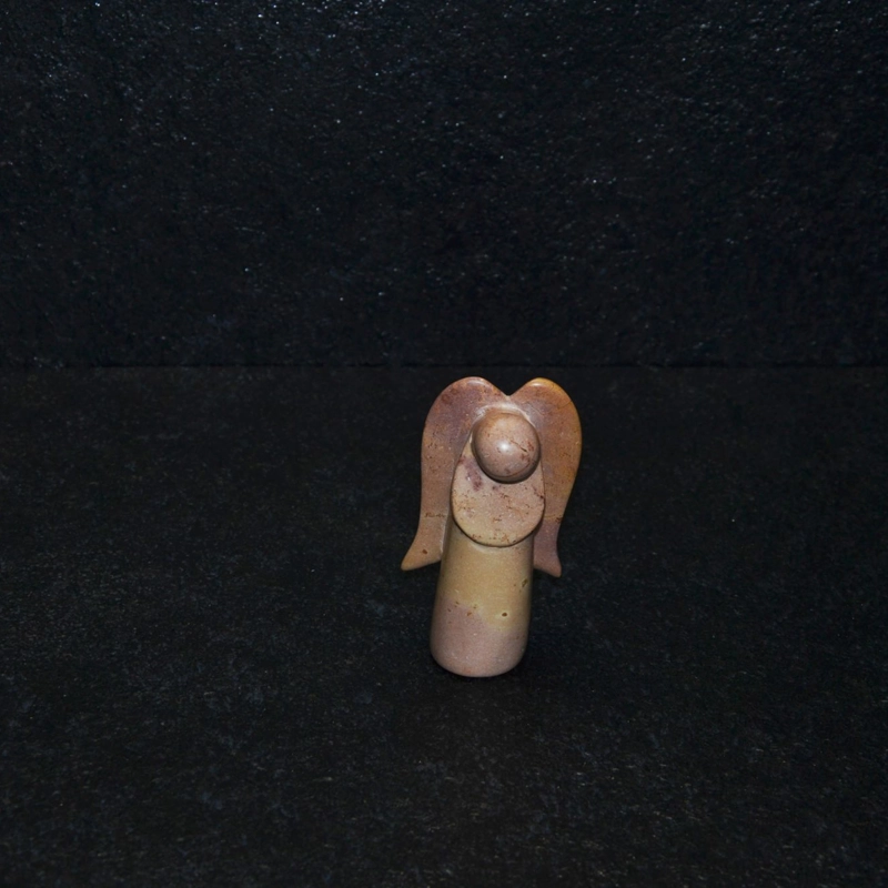 Angelot scultura interamente lavorata a mano artisti kenioty. in pietra steatite o saponaria.