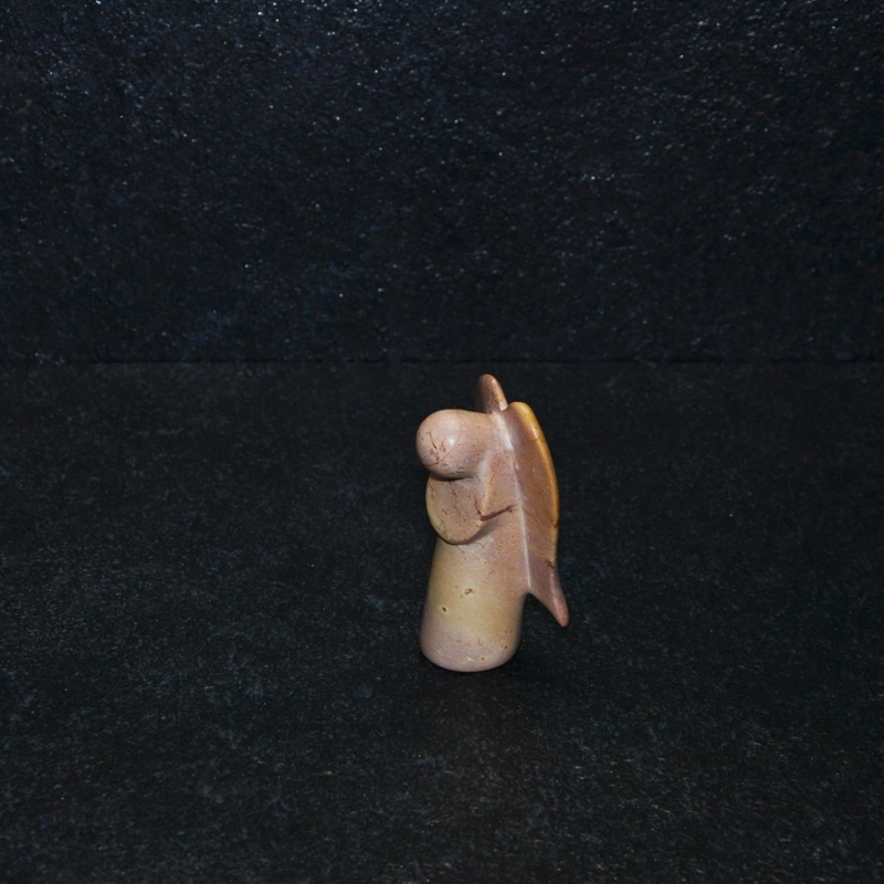 Angelot scultura interamente lavorata a mano artisti kenioty. in pietra steatite o saponaria.